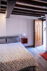 里韦尔加罗L'angolo nascosto的一间卧室配有一张床和一扇木门