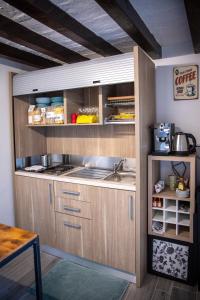 里韦尔加罗L'angolo nascosto的一个带木制橱柜和水槽的厨房