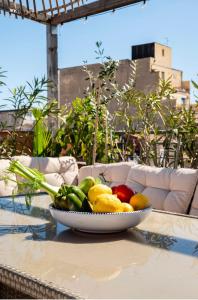 卡塔尼亚Follow The Sun Catania - Rooftop Terrace的桌上的一碗水果和蔬菜