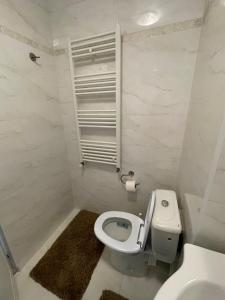 GiurgiuApartament 2 camere ultracentral的白色的浴室设有卫生间和水槽。