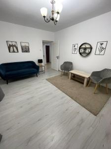 GiurgiuApartament 2 camere ultracentral的客厅配有蓝色的沙发和桌子