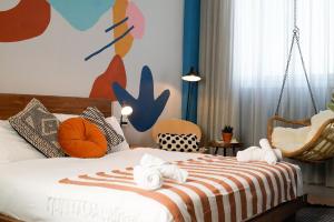 特拉维夫Selina Frishman Tel Aviv的一间卧室配有带毛巾的床