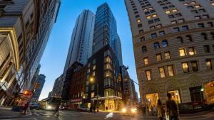 纽约Hotel Indigo NYC Financial District, an IHG Hotel的一条繁忙的城市街道,有高大的建筑和人