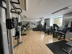 塔尔伯格Hotell Villa Långbers的健身房设有排跑步机和健身器材