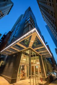 纽约Hotel Indigo NYC Financial District, an IHG Hotel的前面有标志的建筑