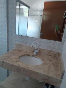 卡宁德圣弗朗西斯科CONDÓMINIO BEIRA RIO的浴室的柜台设有水槽和镜子