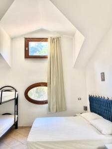 里奥马里纳贝伦妮丝公寓的一间卧室设有一张床和一个窗口
