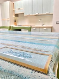 里奥马里纳贝伦妮丝公寓的一张桌子上布满了蓝白的桌布