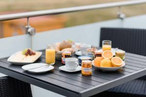 格赫伦-莱宾VILLA LIFESTYLE _ HONEYMOON_SUITE的餐桌,早餐包括橙汁