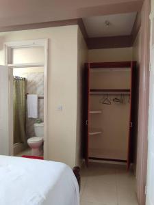 PortsmouthIso’s Vacation Rental Apartment #8的一间卧室配有一张床,浴室设有卫生间