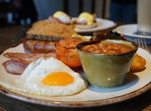 科尼斯顿皇冠客栈的包括鸡蛋和豆子的早餐食品