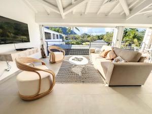 Anse Marcel Acacia Tropical, luxurious Duplex, walkable beach的客厅配有沙发和椅子