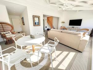 Anse Marcel Acacia Tropical, luxurious Duplex, walkable beach的客厅配有沙发和桌椅