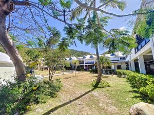 Anse Marcel Acacia Tropical, luxurious Duplex, walkable beach的一座棕榈树建筑