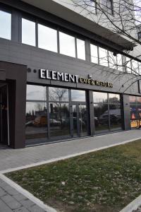诺维萨德Hotel Element的汽车经销商入口标志的建筑物