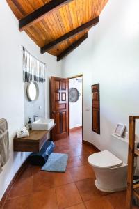 阿维拉纳海滩SoulShine的一间带两个盥洗盆和卫生间的浴室