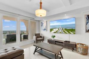 南帕诸岛Panoramic Island View! NEW 1 BR spacious condo in beachfront resort的客厅配有沙发和桌子