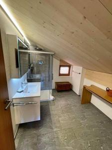 明斯特Fantastic renovated Chalet in the heart of Alps的厨房配有水槽和台面