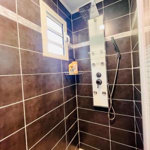 锡拉奥Ti'Laos的浴室设有棕色瓷砖和淋浴。
