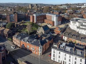 埃克塞特Exeter City Centre Apartments Eden Apartment的城市空中景观和建筑