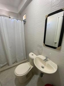 里奥阿查Hotel Aventura Riohacha的白色的浴室设有卫生间和水槽。