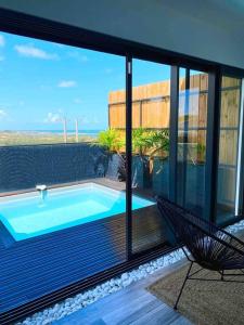 勒马兰CASA FERDI 1, logement entier avec piscine privée的从房子里可欣赏到游泳池的景色