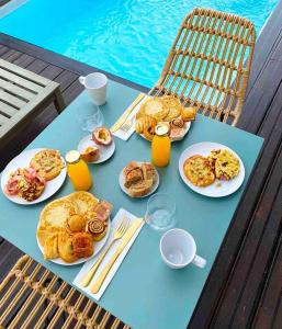 勒马兰CASA FERDI 1, logement entier avec piscine privée的一张桌子,上面有早餐食品和饮料