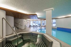 采尔马特阿尔彭皇家酒店的游泳池,位于带游泳池的建筑内