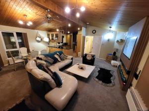 温德米尔Cheerful 3 bedroom Lodge At White cross Bay Windermere的客厅配有真皮沙发和电视
