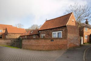 West LeakeThe Coffin Maker's Cottage, Bunny的街上有红屋顶的砖房