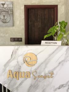 古莉Aqua Sunset的白色大理石台面,上面有日落标志