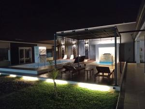 特尔马斯德里奥翁多DEL SOL APART TERMAL II的一座晚上设有游泳池的房子