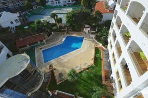 埃斯托利尔Clube do Lago Hotel的两栋建筑之间游泳池的顶部景观