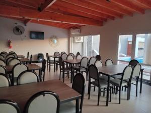 特尔马斯德里奥翁多DEL SOL APART TERMAL II的用餐室设有桌椅和窗户。