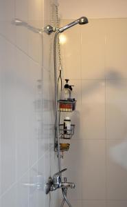 萨莫色雷斯The apricot tree studio的浴室内配有淋浴和头顶淋浴