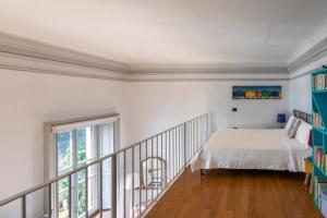 吉法Villa Selva Luxury Lakeview Apartment的一间卧室设有一张床和一个阳台