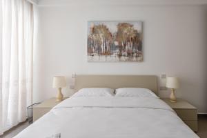 比尔泽布贾Gospa 58 - 1 bedroom apt的卧室配有白色的床和两盏灯。
