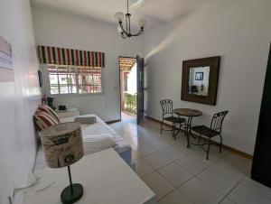 圣克拉拉Villa Botero By Casa Mojito的客厅配有床和桌椅