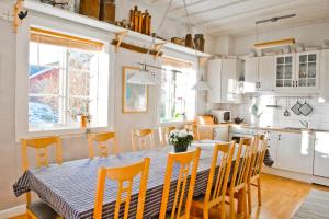 谢尔港Rovor och Rum Lägenhet Rännet的厨房以及带桌椅的用餐室。