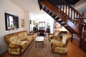 洛斯科拉莱斯-德布埃尔纳La casona de Llano的带沙发和楼梯的客厅