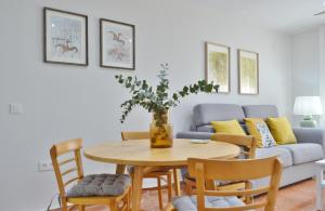 科尔多瓦SunShine Tejares Garden的客厅配有桌椅和沙发
