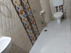 菩提伽耶拉玛旅馆的一间带卫生间和水槽的浴室
