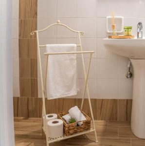 特里波利斯4keys House 2的浴室设有毛巾架、卫生纸和水槽