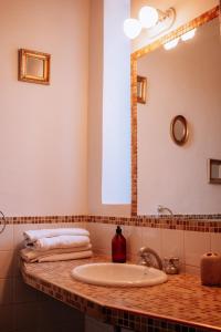 AgreloPosada Finca Garciarena的一间带水槽和镜子的浴室