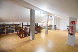 洛斯科拉莱斯-德布埃尔纳La casona de Llano的一间铺有木地板和圆柱的大客厅