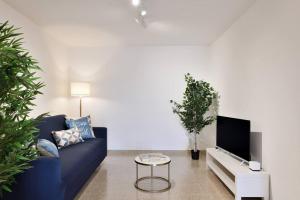 阿尔巴塔克斯Cosy and Modern Apartment Portu Frailis的客厅配有蓝色的沙发和电视