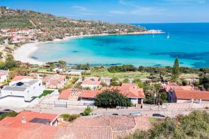 阿尔巴塔克斯Cosy and Modern Apartment Portu Frailis的享有海滩的空中景致,设有房屋和海洋