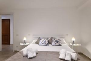 阿尔巴塔克斯Cosy and Modern Apartment Portu Frailis的白色卧室配有一张带枕头的大白色床