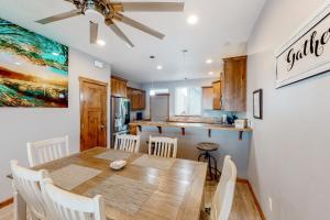 库斯贝Sunset Beach House的厨房以及带木桌和椅子的用餐室。