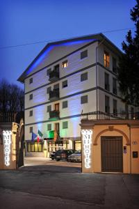 帕多瓦M14 Hotel & Spa的一座建筑的侧面有灯